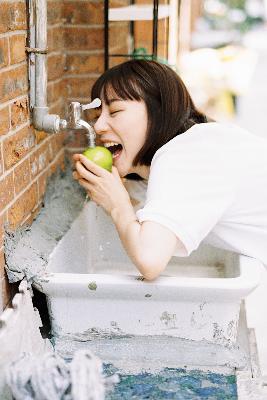 雏鸟幼儿小学生张婉莹,女大学生的沙龙室