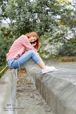 还是被驯服的聪明女下属,秘书边打电话边被躁BD视频